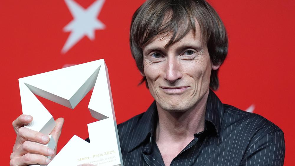  Malte Henk, Gewinner des Egon Erwin Kisch-Preises“, hält seinen Preis nach der Verleihung des Stern-Preises 2025.