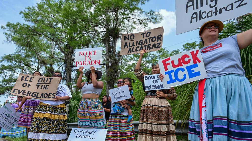  In den Everglades im US-Bundesstaat Florida entsteht derzeit ein Gefangenenlager für mutmaßlich illegale Einwanderer. Demonstrierende protestieren am 28. Juni dagegen.