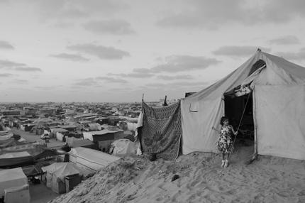 Geplantes Lager für Palästinenser: Ein Mädchen steht am Eingang des Zeltes ihrer Familie in einem behelfsmäßigen Camp in Khan Younis, Gaza, 8. Juni 2024.