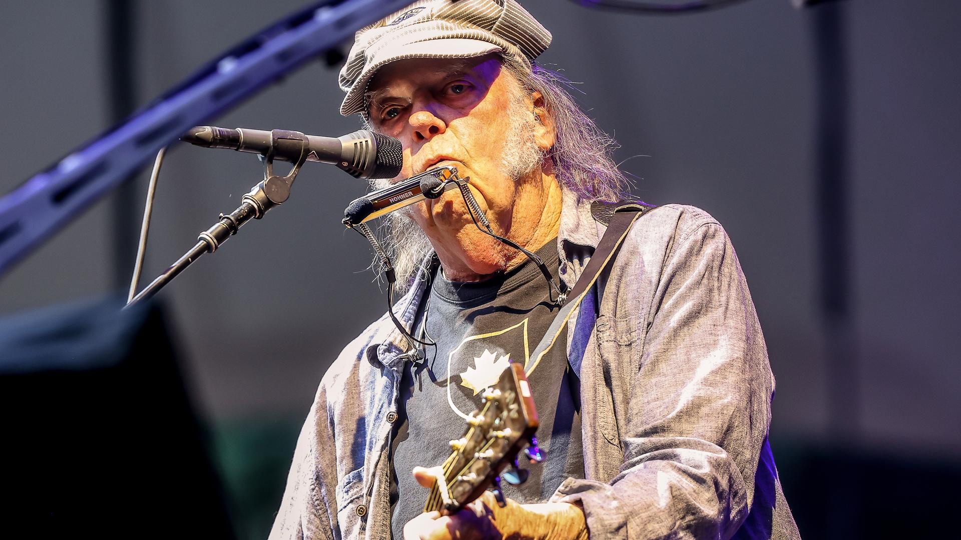 Neil Young: Die Welt ist irre geworden, gebt aufeinander acht