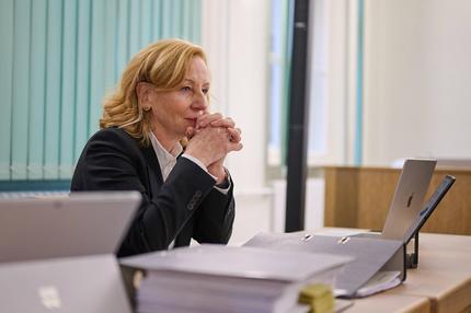 Patricia Schlesinger: Verhandlung am Mittwoch 15.01.2025 ueber eine Zivilklage der frueheren RBB-Intendantin Patricia Schlesinger Foto gegen den Sender im Landgericht Berlin. Schlesinger fordert in dem Verfahren die Zahlung eines Ruhegeldes in Hoehe von mehr als 18.000 Euro im Monat vom Rundfunk Berlin-Brandenburg. Der Sender lehnt das ab und will mit einer sogenannten Widerklage die Ex-Intendantin zur Zahlung von Schadenersatz in Millionenhoehe sowie zur Rueckzahlung einer variablen Verguetung verpflichten. Der RBB war 2022 in eine tiefe Krise geraten, Schlesinger musste ihr Amt nach Vorwuerfen der Vetternwirtschaft und Verschwendung abgeben. Siehe epd-Meldung vom 15.01.2025 EDITORIAL USE ONLY *** Hearing on Wednesday 15 01 2025 on a civil lawsuit filed Copyright: epd-bild/ChristianxDitsch epd-Schlesinger_Verhandlung4-kopieren