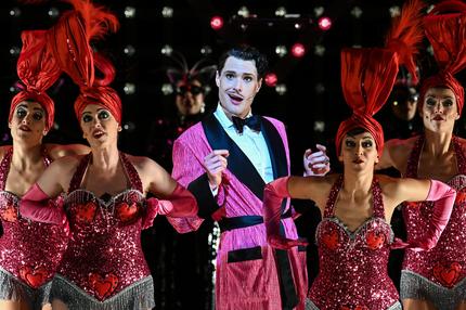 Theater in Deutschland: Jörn-Felix Alt (M) als Rechtsanwalt Billi Flynn und Mitglieder des Ensembles, aufgenommen während der Film- und Fotoprobe für das Stück "Chicago" von Barrie Kosky der Komische Oper im Schillertheater Berlin. Die Premiere ist am 28.10.2023.
25.10.2023