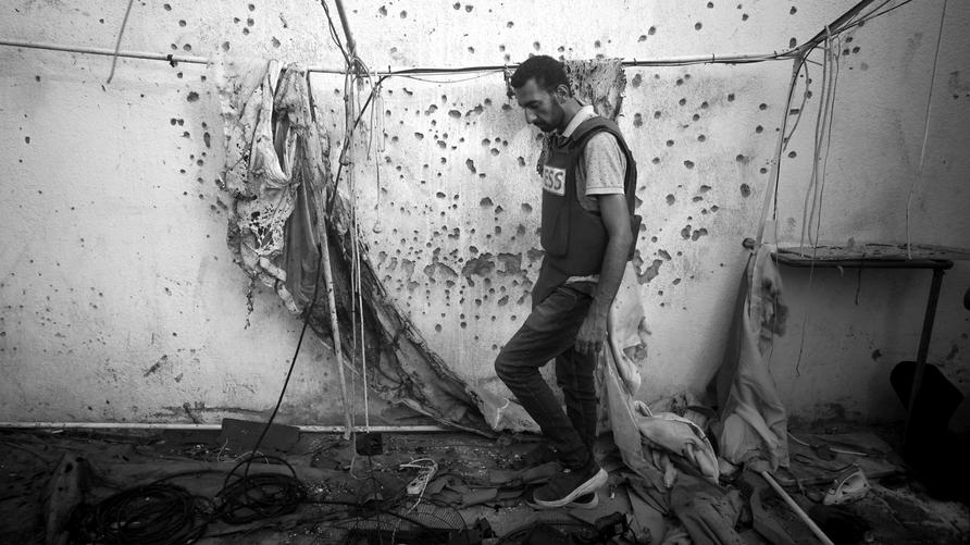 Christoph Safferling: Aftermath Of Israeli Strike in Gaza City A Palestinian journalist checks the destroyed Al Jazeera tent at Al-Shifa Hospital in Gaza City, Palestine, on August 11, 2025, following an overnight strike by the Israeli military. Qatari broadcaster Al Jazeera says on August 11 that five of its journalists are killed in an Israeli strike, including a prominent reporter. The Israeli military acknowledges in a statement targeting correspondent Anas al-Sharif, accusing him of being a terrorist affiliated with Hamas Gaza Palestine PUBLICATIONxNOTxINxFRA Copyright: xMajdixFathix originalFilename: fathi-notitle250811_npTgC.jpg
