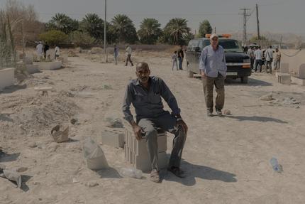 Palästinensisches Volk: Funeral of Sameh Khader Hassan Al-Asali on October 2, 2024 at Jericho Central Cemetery. One of the rockets fired by Iran on October 1, 2024 hit and killed Sameh Khader Hassan Al-Asali, originally living in Gaza and sheltering in Jericho since October 7. Jericho, Palestinian Authority.
Al-Asali’s death highlights the vulnerability of Palestinians in the West Bank to Iran’s missile barrages. Palestinians in the West Bank don’t have a siren system or even shelters.

(Er ist einer der Trauergäste, die Solidarität mit dem Verstorbenen zeigen wollen)