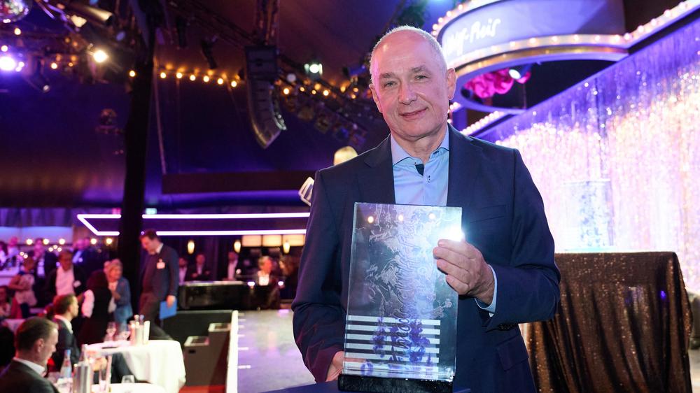  Martin Spiewak von der ZEIT mit seinem Theodor-Wolff-Preis in der Kategorie Meinung.