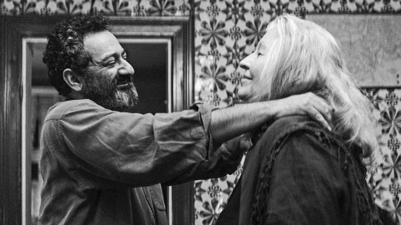 "Amrum" und "Yunan": In "Yunan" trifft der Syrer Munir (Georges Khabbaz) auf die norddeutsche Kneipenwirtin Valeska (Hanna Schygulla).