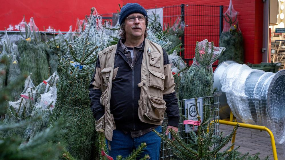  Ralf Prange (Bjarne Mädel) ist bockig, bärtig und allein. Doch dann tritt Dörte in sein Leben.