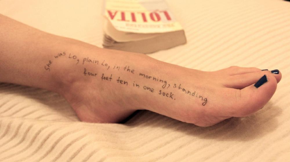  Das Zitat, das auf diesem Foto aus der Sammlung von Jeffrey Epstein zu sehen ist, stammt aus dem Roman, der auch auf das Bett drapiert ist, "Lolita" von Vladimir Nabokov.