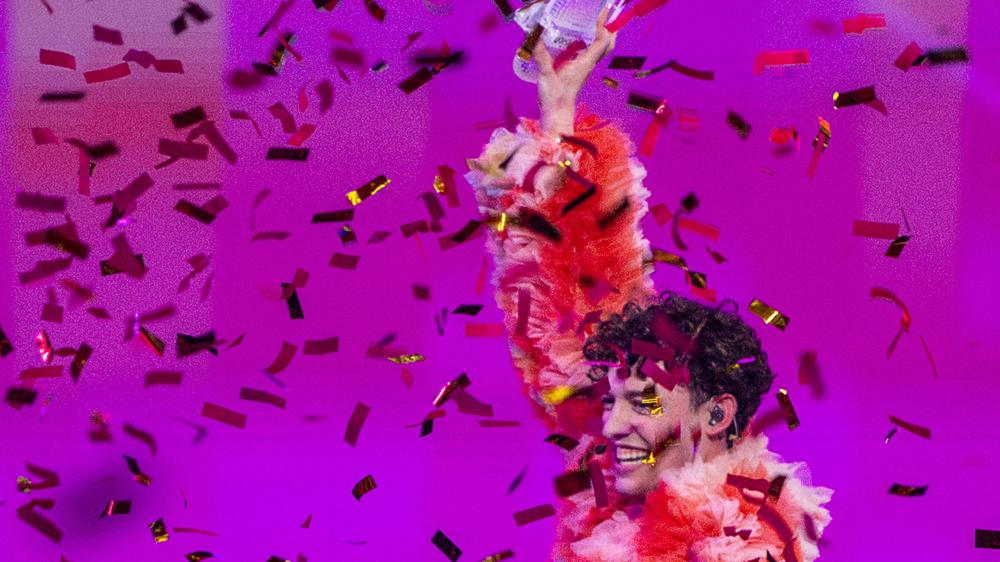  Nemo aus der Schweiz gibt den Pokal für den Sieg beim ESC 2024 zurück.