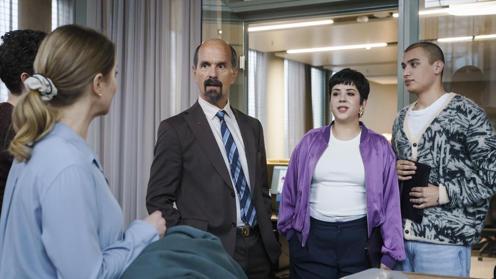 "Stromberg – Wieder alles wie immer": Bernd Stromberg (Christoph Maria Herbst, Mitte), hier in seinem neuen Job als Kontrastmittel auf zwei Beinen.