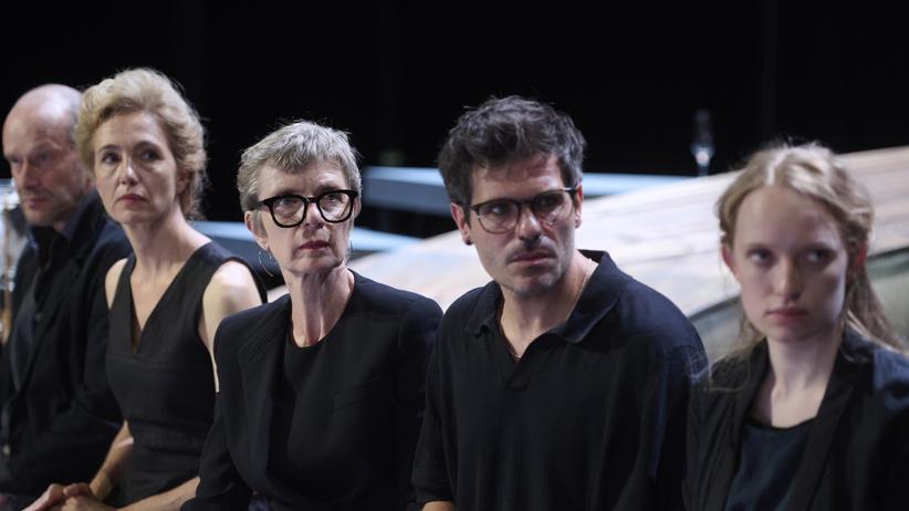 "Tatort" München: Wie bei Agatha Christie: Die Verdächtigenriege aus Johannes Lange (Robert Kuchenbuch), Gina Rohland (Ursina Lardi), Intendantin Freya von Kaltenberg (Anna Stiebich), Regisseur Akim Birol (Thiemo Strutzenberger) und die Garderobiere Ria Jäger (Liliane Amuat).