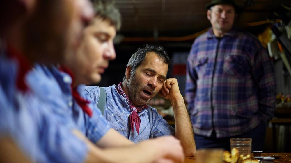  Jodler einer Schweizer Gruppe im Kanton Appenzell Ausserrhoden im Jahre 2017 beim sogenannten Silvesterschlausen. Die Schweizer Art des Jodelsn zähl nun zum immateriellen Kulturerbe der Unesco.
