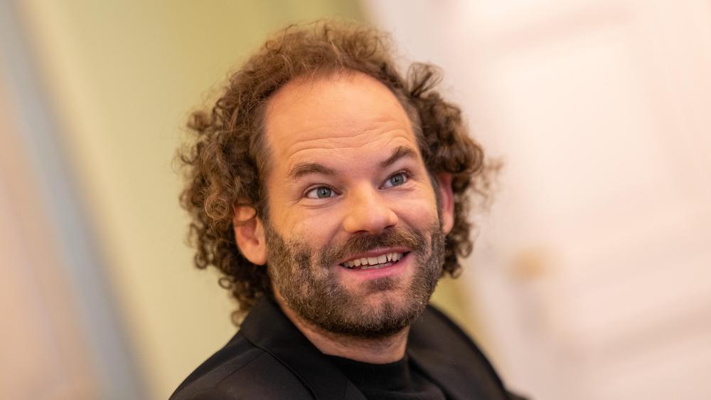 Maxi Schafroth: Maxi Schafroth spricht sonst Pumuckl synchron – nun hat er die Grönländer Bevölkerung gegen sich aufgebracht.