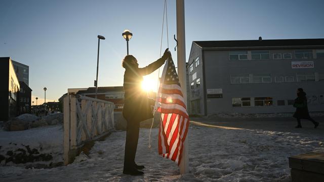 Diplomatische Spannungen: Deutscher Satiriker provoziert in Grönland mit US-Fahne