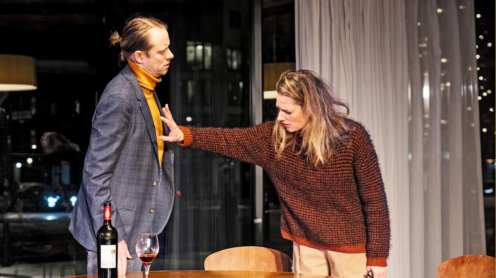 "Egal" an der Berliner Schaubühne: Ein paradoxer Wettkampf: Stefan Stern und Marie Burchard als dauerstreitendes Paar in "Egal" von Marius von Mayenburg an der Berliner Schaubühne