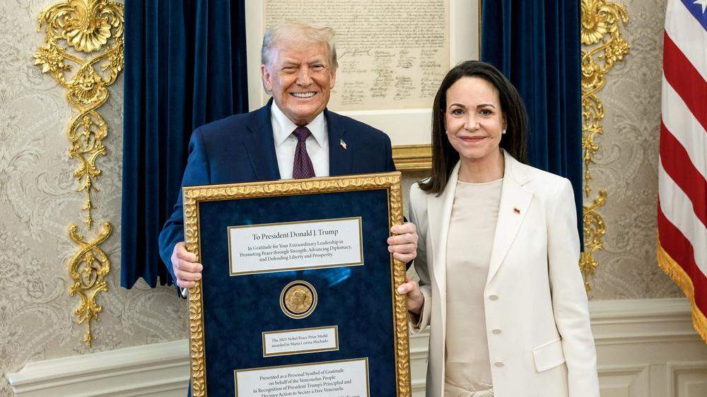  US-Präsident Donald Trump hat das Foto selbst gepostet, das ihn mit der venezolanischen Friedensnobelpreisträgerin María Machado zeigt.