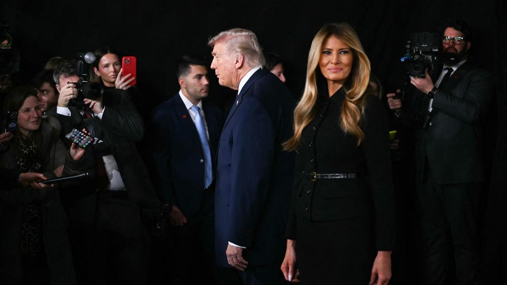 Doku über Melania Trump: Dort war es voll: Melania Trump (in Begleitung ihres Gatten) am Donnerstag bei der Weltpremiere von "Melania" im Kennedy Center in Washington, D. C.