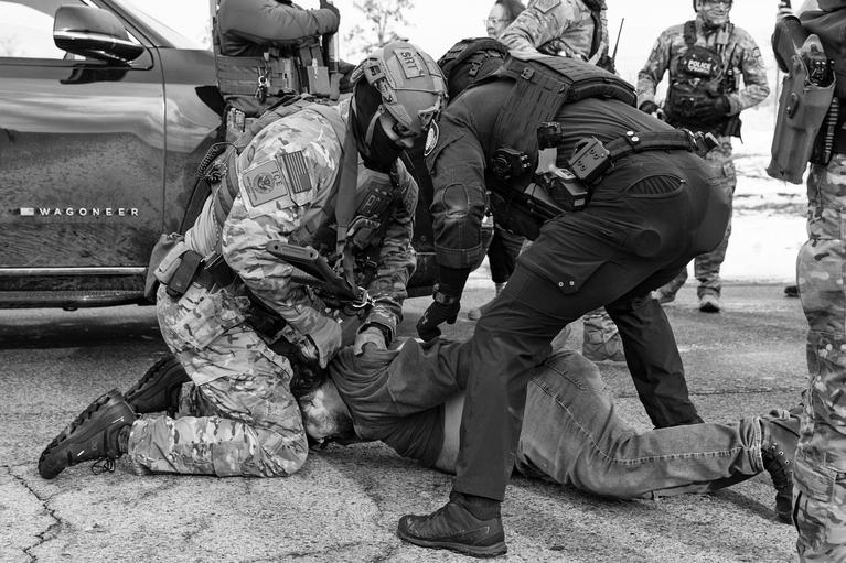 Nur ein kurzes Aufbäumen? Bundesbeamte nehmen nach der Tötung von Renee Good in Minneapolis einen Demonstranten fest 