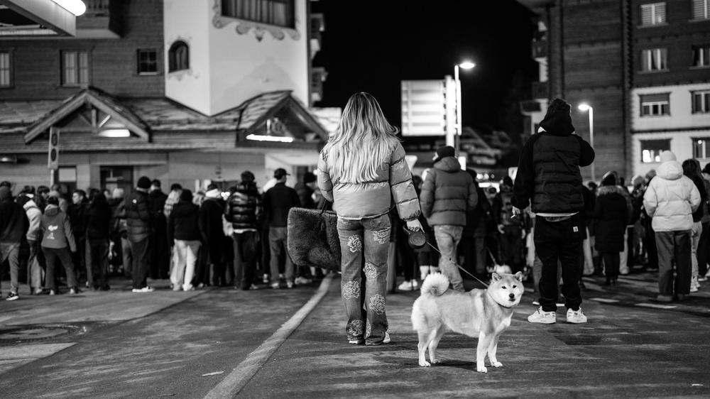 Tragödie in der Schweiz: Trauernde und Schaulustige zieht es am Neujahrstag zum Ort des Unglücks im schweizerischen Crans-Montana.