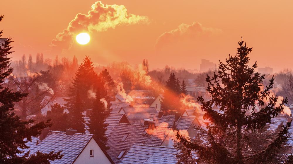 Niedersachsen: Auch über den schneebedeckten Dächern von Langenhagen bei Hannover geht jeden Tag die Sonne auf. Ist es deswegen langweilig dort?