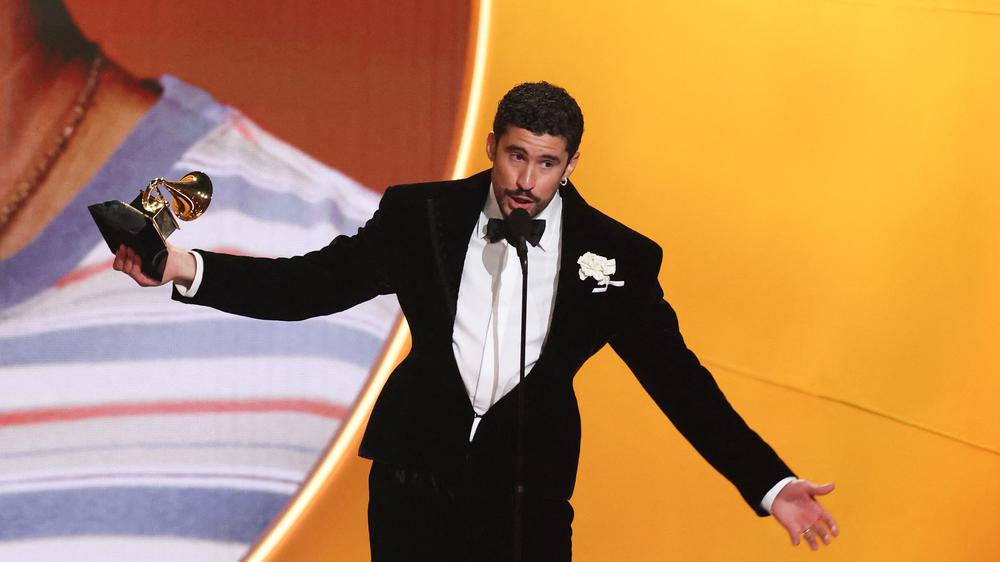  Bei der 68. Verleihung der Grammys hat sich Bad Bunny als Gewinner der Kategorie Album des Jahres in seiner Rede gegen ICE positioniert.