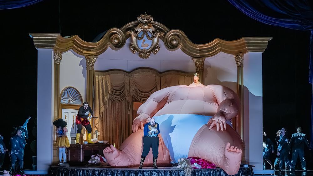  Der König-Präsident, ein Riesenbaby im Trump-Verschnitt