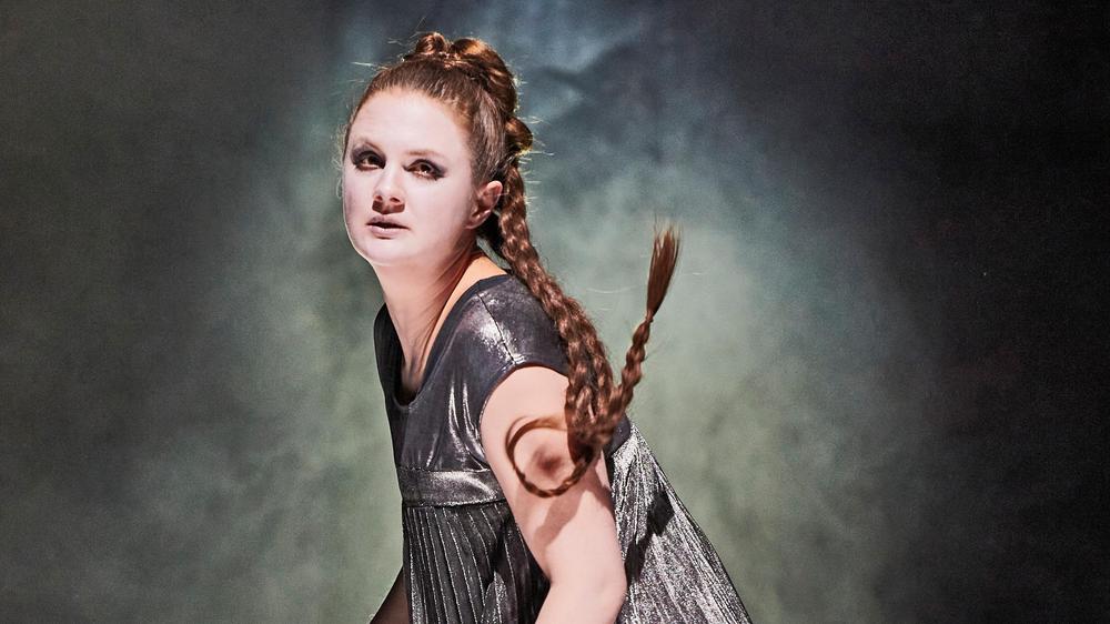  Alina Stiegler spielt die Titelfigur Salome in der Schaubühne garstig, berechnend, herrisch, aufsässig manipulativ, zur Intrige begabt.