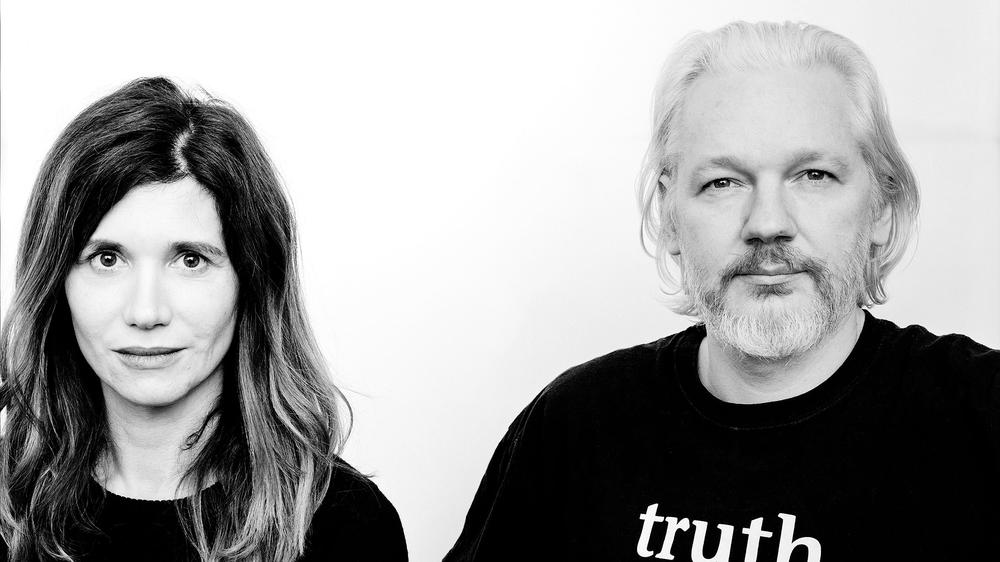 Angela Richter und Julian Assange
