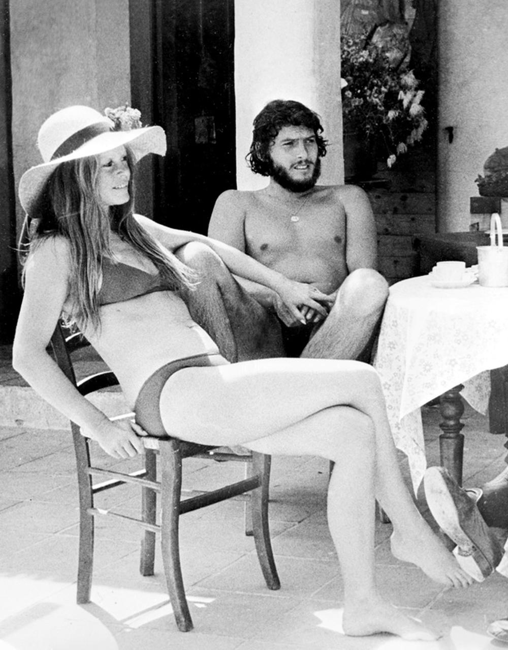 Brigitte Bardot: Bardot gemeinsam mit ihrem Freund Laurent Verges bei einem Drink im Club 55 in Saint Tropez, wohin sie sich nach Ende ihrer Filmkarriere zurückzog.