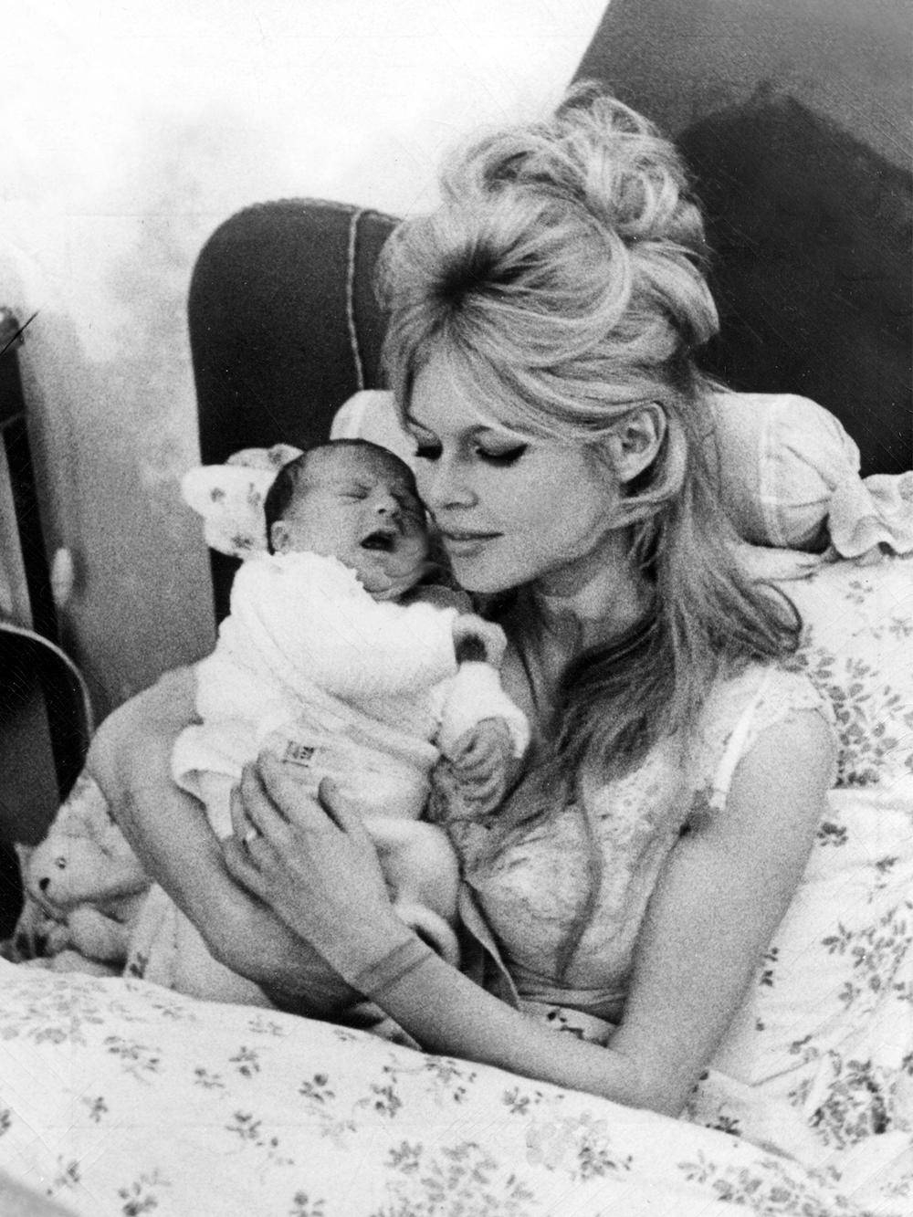 Brigitte Bardot: 1960 bekam Brigitte Bardot ihren Sohn Nicolas-Jacques Charrier, mit dessen Vater Jacques Charrier sie von 1959 bis 1962 verheiratet war.