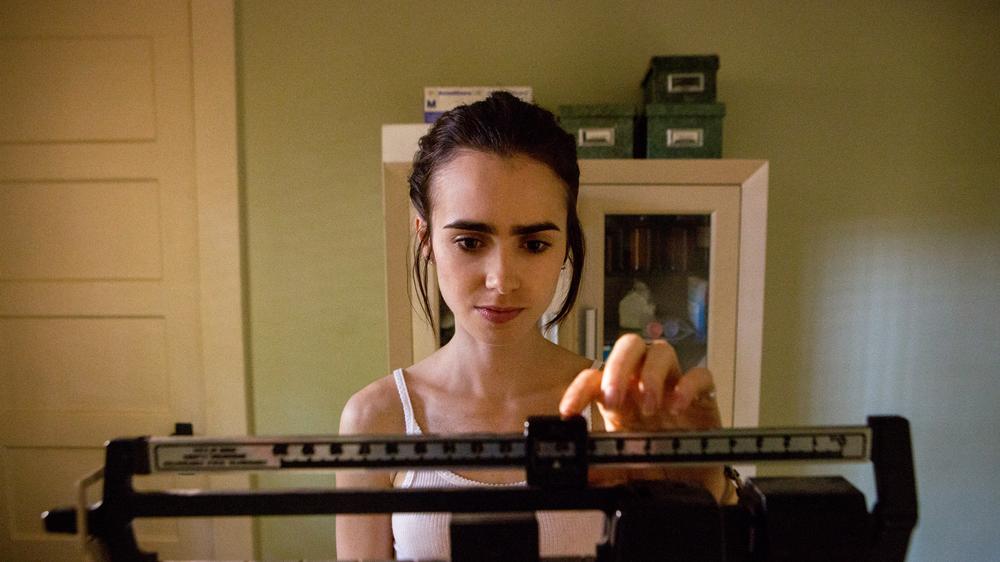 "To the bone": Jedes Gramm zählt: Lily Collins als magersüchtige Ellen in dem Film "To the Bone"