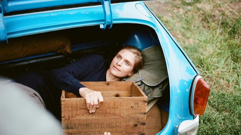 "Adam und Evelyn": Eine Szene aus "Adam und Evelyn": Katja (Lena Lauzemis) wird im Kofferraum von Adam (Florian Teichtmeister) über die ungarische Grenze geschmuggelt.