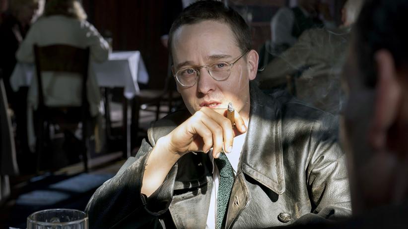 Dokumentation "Brecht": Zigarre, Lederjacke, kritischer Blick: Tom Schilling als der junge Brecht
