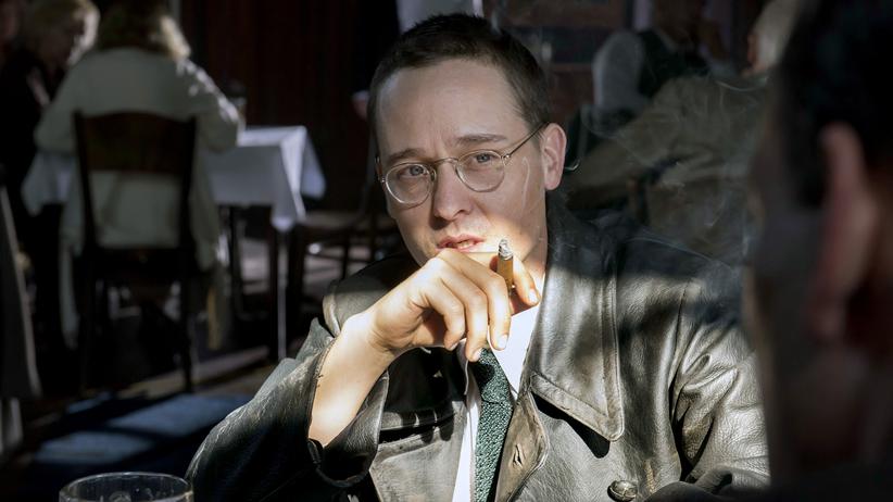 Dokumentation "Brecht": Zigarre, Lederjacke, kritischer Blick: Tom Schilling als der junge Brecht