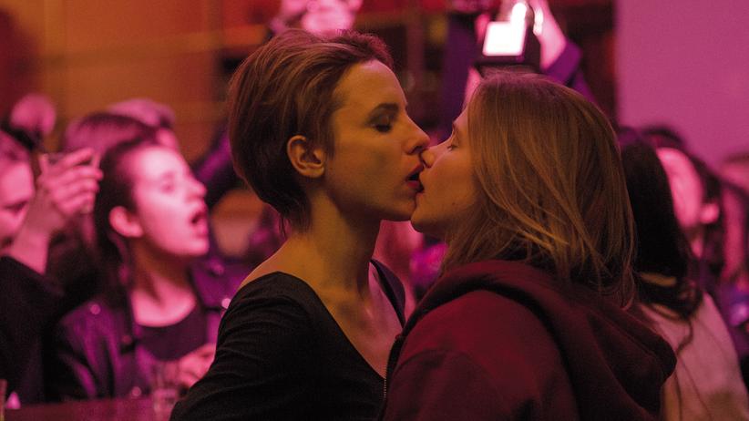 FilmPolska: Szene aus dem Film "Nina" der polnischen Regisseurin Olga Chajdas über die Annäherung zweier Frauen (Julia Kijowska (links) und Eliza Rycembel)