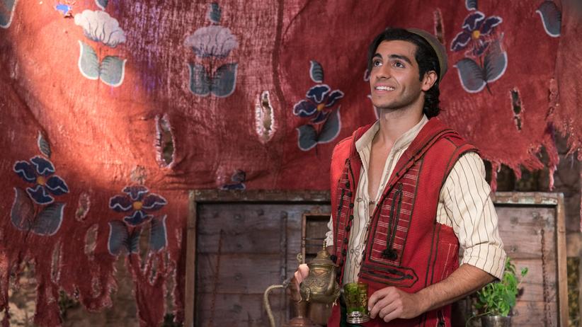Aladdin im Film mit Wunderlampe und Teeglas