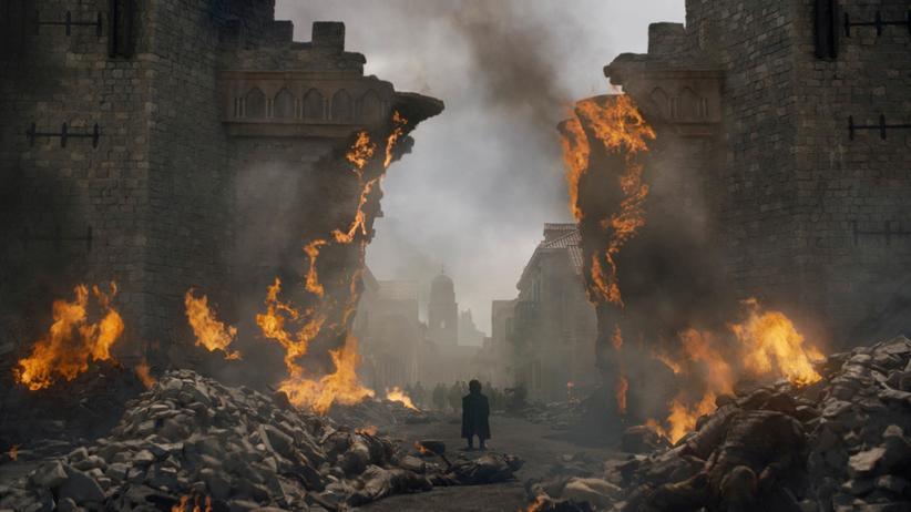 "Game of Thrones": Nichts als verbrannte Erde hinterlässt diese Serie: Tyrion Lannister durchstreift die brennenden Reste seines einstigen Zuhauses King's Landing.