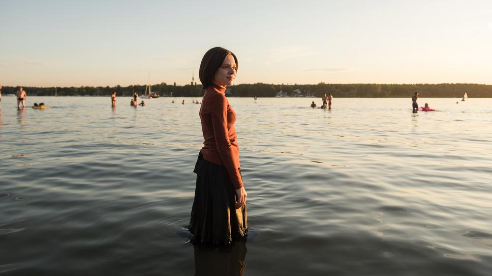 "Unorthodox": Sieht so Befreiung aus? Auf jeden Fall. Esty (Shira Haas) badet voll bekleidet im Wannsee.