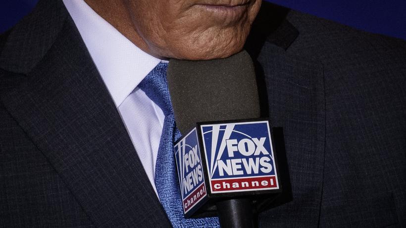 Fox News: Fox News, ein Binge-Watching der Superlative. Auf dem Bild: ein Korrespondent des Nachrichtensenders, der sich auf eine Schalte vorbereitet