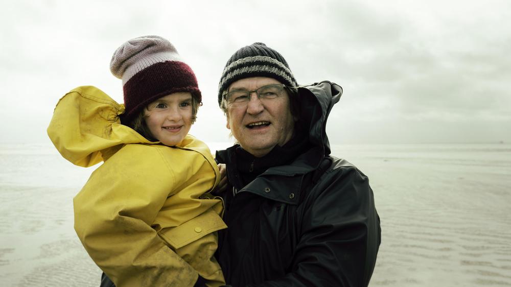 "Die Flut – Tod am Deich": Hauke Haien (Detlev Buck) mit seiner kleinen Tochter Wienke (Hanna Frieda Weiss)