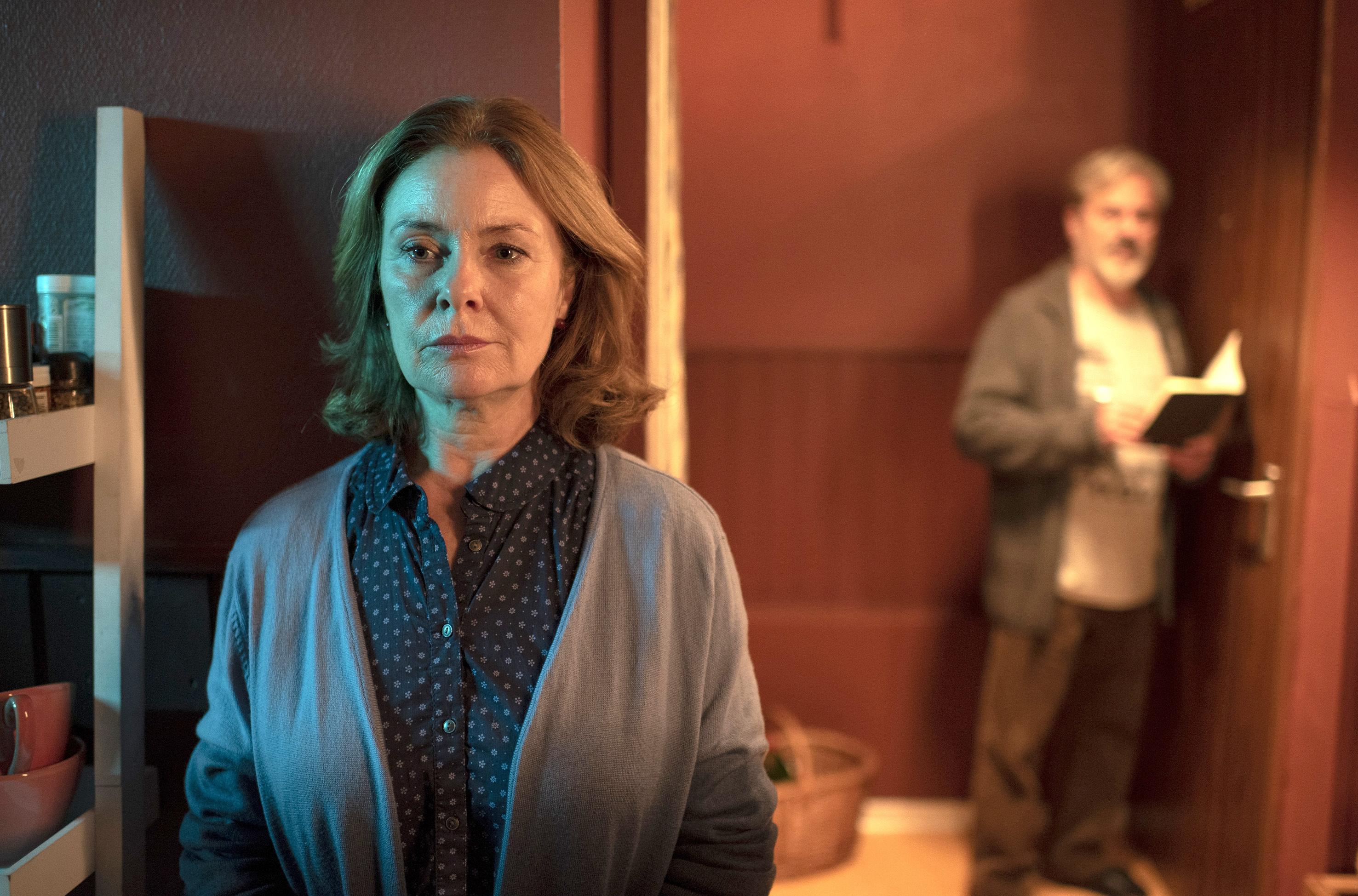 "Tatort" Kiel: Auch an ihrem Beispiel wird der Umgang mit Sex und Liebe durchdekliniert: Das Nachbarsehepaar Barbara (Lina Wendel) und Peter Döring (Martin Umbach)