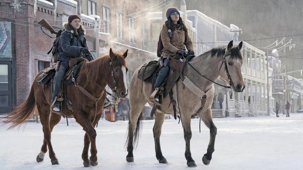 "The Last of Us": Friends with horses (and benefit): Bella Ramsey (left) and Isabela Merced in the second season of "The Last of Us"