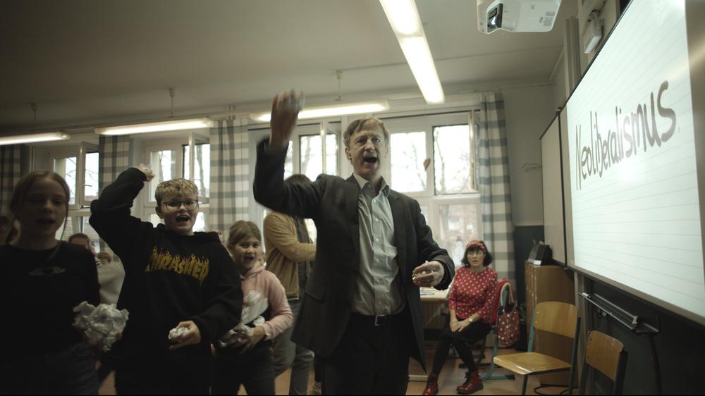  Jan Henrik Stahlberg als Mux, diesmal im Kampf gegen den Neoliberalismus