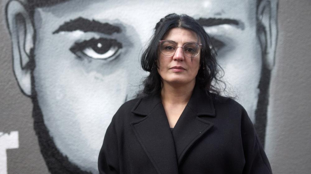  Serpil Unvar vor einem Bild ihres Sohnes Ferhat, der bei dem rassistisch motivierten Anschlag von Hanau getötet wurde.