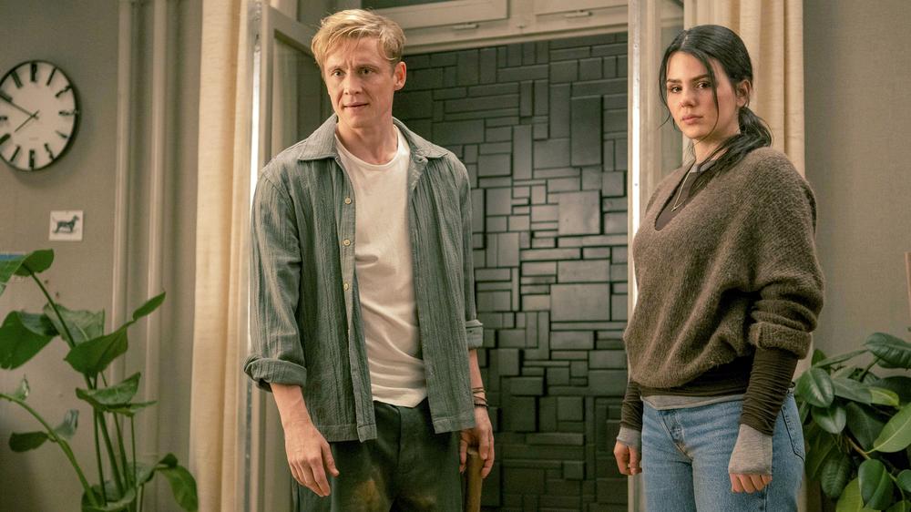"Brick": Baut zusammen Lego, hatte der Paartherapeut gesagt – und jetzt das: Ruby O. Fee und Matthias Schweighöfer, eingemauert in "Brick".