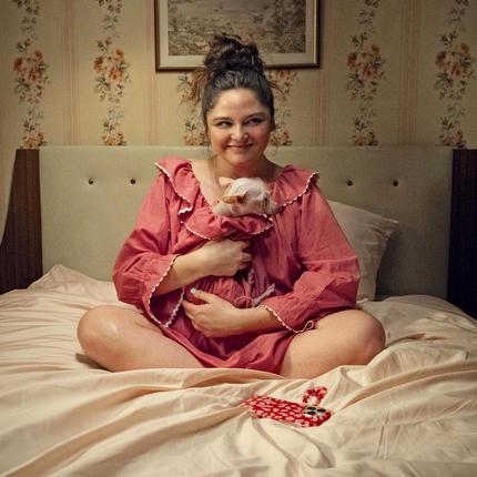 "Too Much" von Lena Dunham: Kurze Insta-Pause: Megan Stalter als London-Expat Jessica in "Too Much"