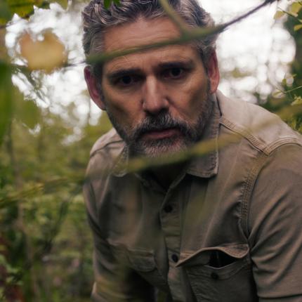 "Untamed": Hat da schon wieder jemand einen 1,5-Liter-Tetra-Pak Pfanner Ice Tea Pfirsich in meinem Park weggeschmissen? Der Ranger (Eric Bana) ist konsterniert.