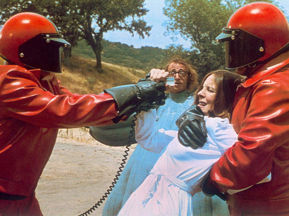 Diane Keaton: Woody Allen und Diane Keaton in einer Szene der Sci-Fi-Parodie "Die Schläfer" von 1973.