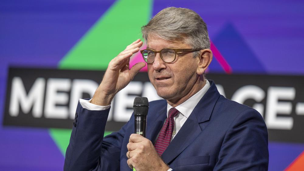  Kulturstaatsminister Wolfram Weimer will der neuen Konzernspitze von ProSiebenSat.1 genau auf die Finger schauen.