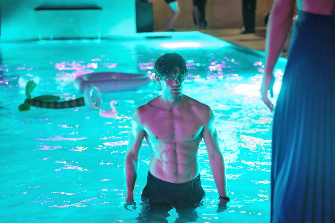 "Maxton Hall": Übersteuertes Werbevideo für Sixpacks, Rolls-Royce und weinrote Blazer: Szene aus der zweiten Staffel von "Maxton Hall"